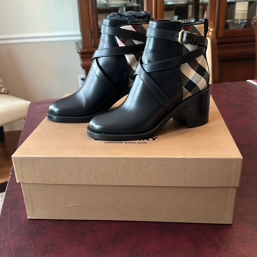 NWT BURBERRY House check and leather ankle boots